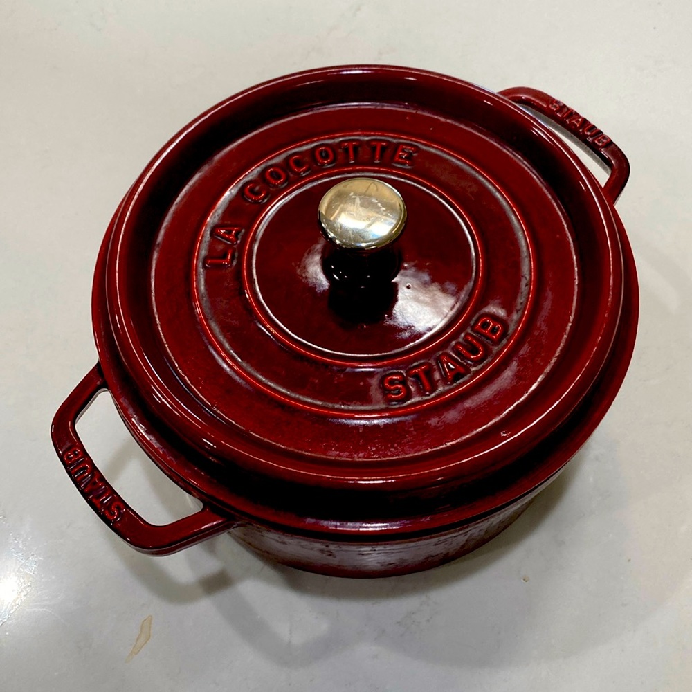 Stain 4 quart round cocotte grenadine